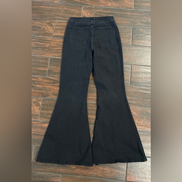 Forever 21 Premium Women's
Black Wash Flare Mid Rise jeans size L - Picture 6 of 8